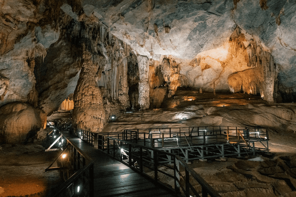 Tien Son Cave lies in a region that has a complex and multi-layered geological structure (Source: Pexels)
